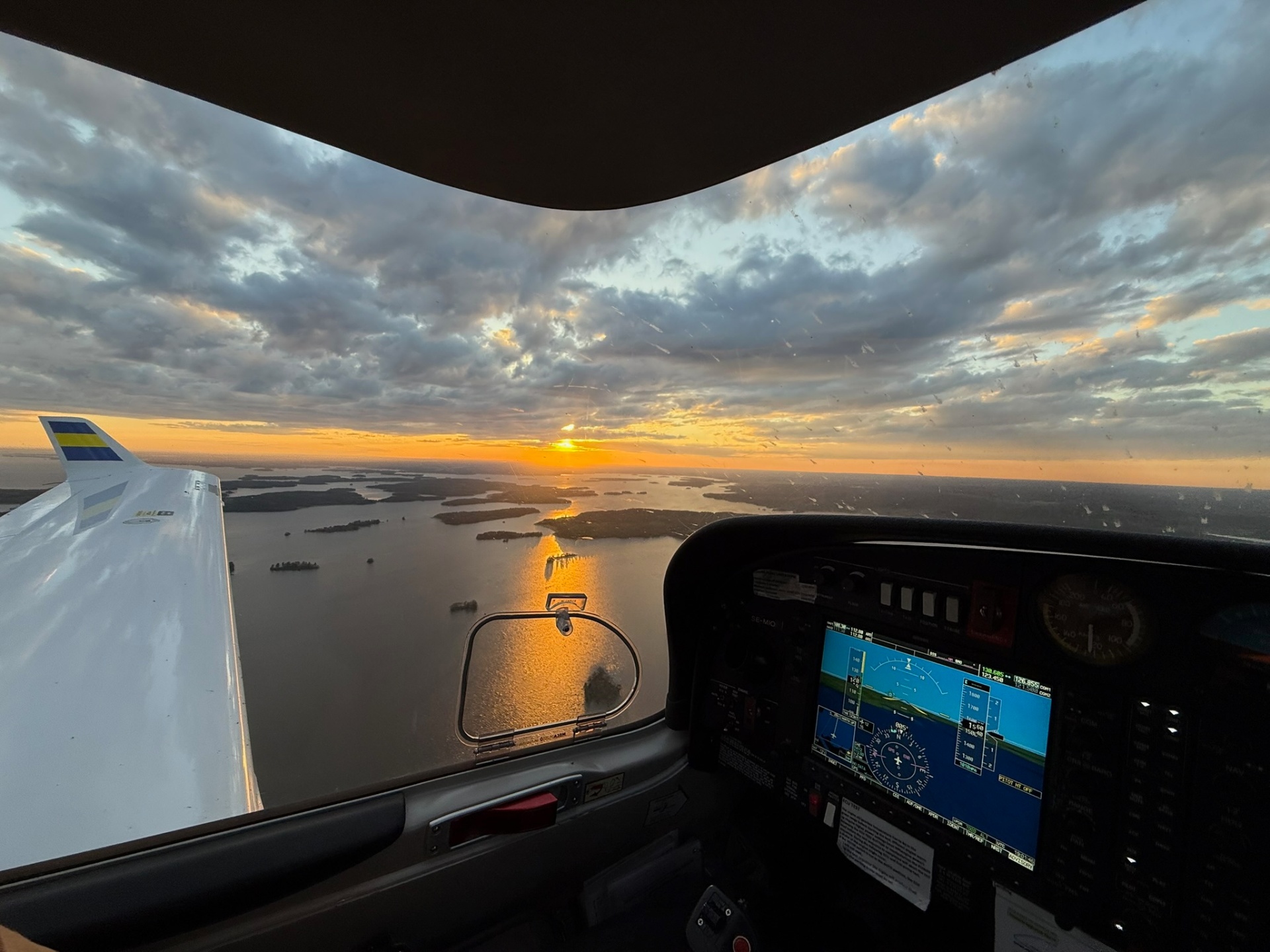 Vy från cockpit över Mälaren vid solnedgång