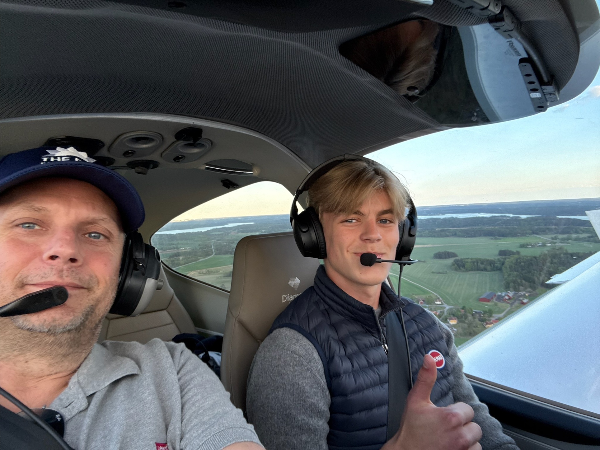 Instruktör och elev i Diamond-cockpit över Mälardalen