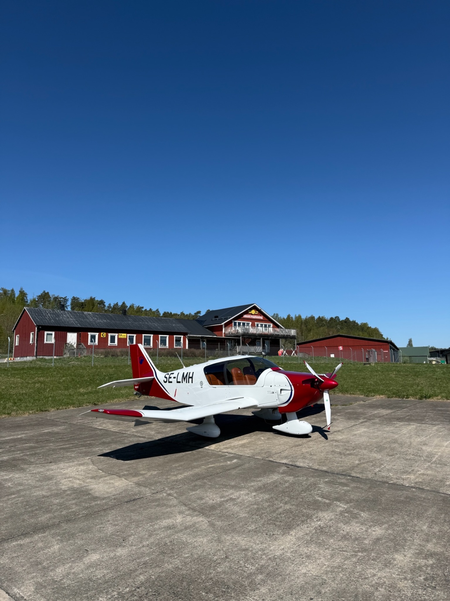 SE-LMH framför klubbhuset en sommardag